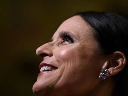 Julia Louis-Dreyfus speaks with reporters on the red carpet for the 21st Annual Mark Twain Prize for American Humor at the Kennedy Center in Washington, DC on October 21, 2018. (Photo by ANDREW CABALLERO-REYNOLDS / AFP) (Photo credit should read ANDREW CABALLERO-REYNOLDS/AFP/Getty Images)