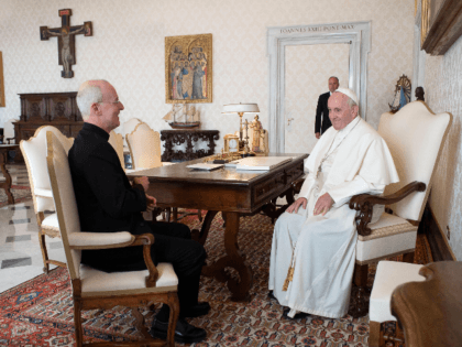 Jesuit Father James Martin, author and editor at large of America magazine, meets in a private audience with Pope Francis on Sept. 30, 2019 (Foto ©Vatican Media)