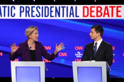 WESTERVILLE, OHIO - OCTOBER 15: Sen. Elizabeth Warren (D-MA) speaks to South Bend, Indiana