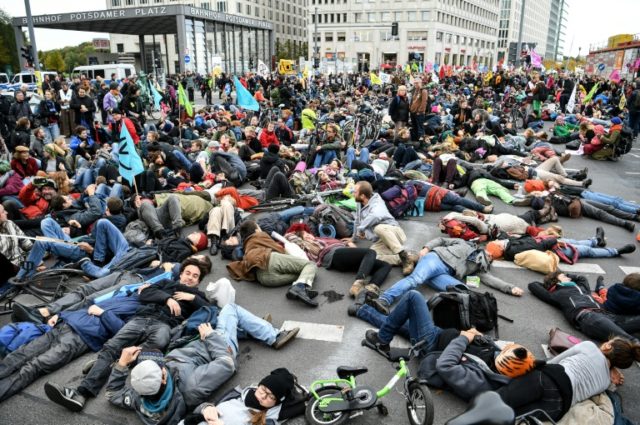 Extinction Rebellion trains Berliners in civil disobedience