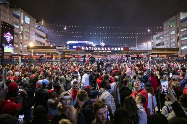 Nats fans singing in rain after World Series win
