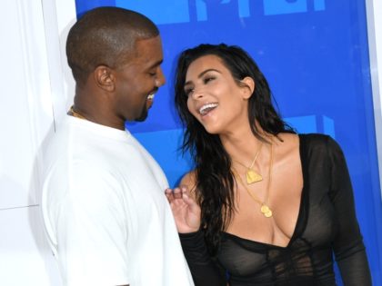 Kim Kardashian and Kanye West arrive for the 2016 MTV Video Music Awards August 28, 2016 at Madison Square Garden in New York. / AFP / Angela Weiss (Photo credit should read ANGELA WEISS/AFP/Getty Images)