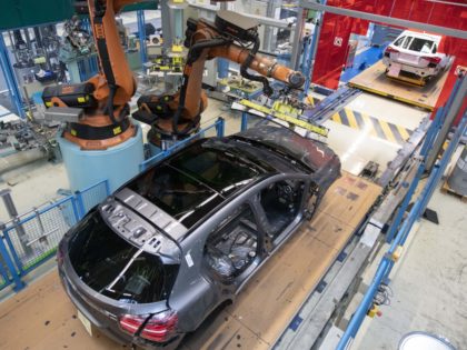 A robot mounts a windshield on a Mercedes Benz A Class on the assembly line at the Daimler AG factory in Rastatt, southwestern Germany, on February 4, 2019. - Daimler posts 2018 financial results on an annual press conference in Frankfurt Germany, on February 6, 2019. (Photo by THOMAS KIENZLE …
