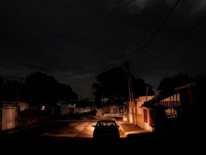 A car is seen on a street during a power cut in Maracaibo, Venezuela on August 15, 2019. - Venezuelans from outside the capital see Caracas as a "paradise", since electricity is not rationed there and in their hometowns they are used to suffering 12-hour blackouts. (Photo by Matias Delacroix …