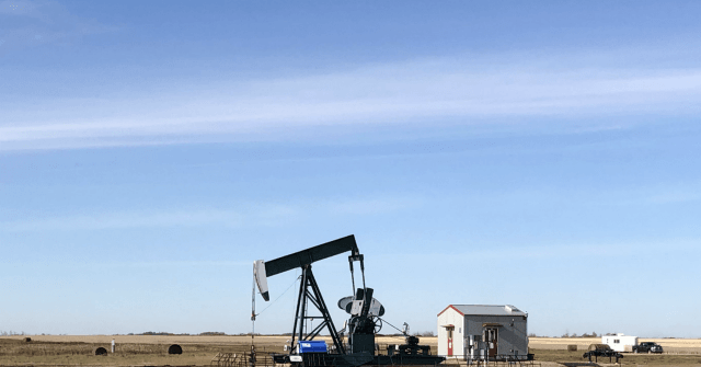 North American Oil Rig Count Falls Again on Canadian Plunge
