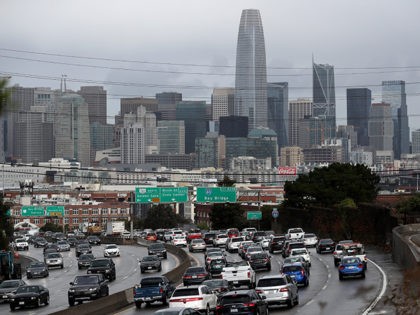SAN FRANCISCO, CALIFORNIA - NOVEMBER 27: Traffic moves along U.S. Highway 101 towards down