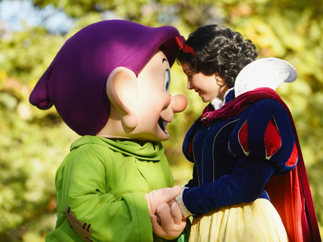 NEW YORK, NY - NOVEMBER 17: Snow White and Dopey sharing excitement over being in New York City on November 17, 2017 in New York City. (Photo by Noam Galai/Getty Images for Disney)