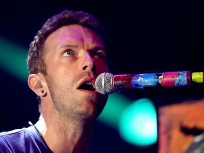 LONDON, ENGLAND - JUNE 28: Chris Martin from Coldplay performs on stage during the Sentebale Concert at Kensington Palace on June 28, 2016 in London, England. Sentebale was founded by Prince Harry and Prince Seeiso of Lesotho over ten years ago. It helps the vulnerable and HIV positive children of …