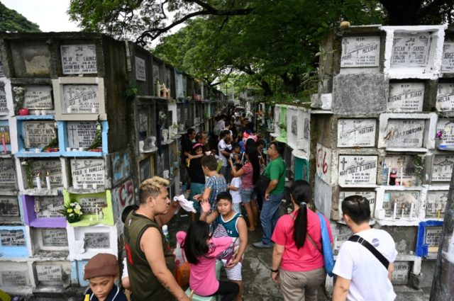 Filipinos pack cemeteries to remember the dead