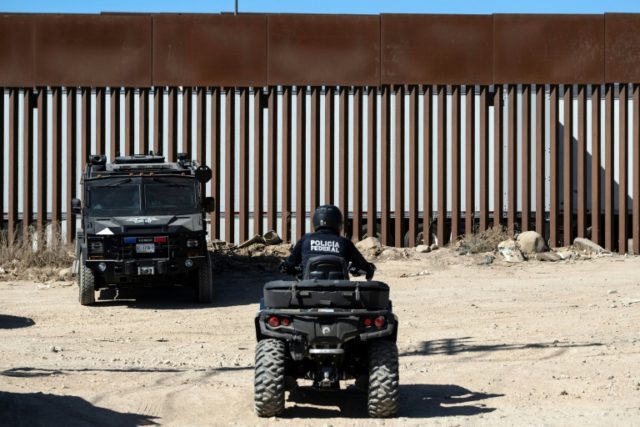 Trump brushes off report of smugglers cutting through border wall