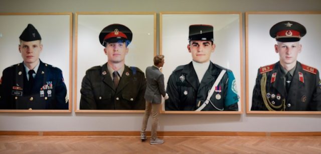 Checkpoint Charlie soldier photos to be auctioned