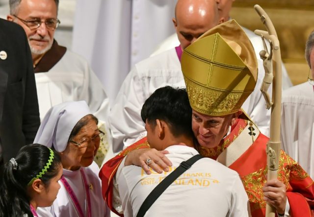 Pope cautions Thai youth against tech pitfalls