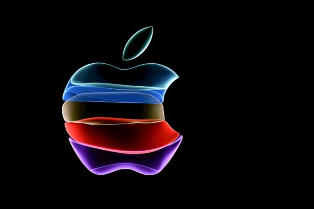 Apple says to 'carefully' examine Crimea map controversy