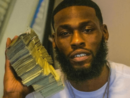 Arlando-Henderson-man-steals-money-and-poses-with-money