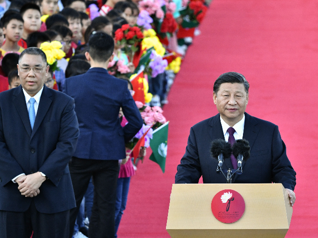 China's President Xi Jinping (R), with Macau's outgoing Chief Executive Fernando Chui (L),