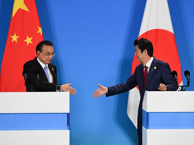 CHENGDU, CHINA - DECEMBER 24: China's Premier Li Keqiang (L) shakes hands with Japan's Pri
