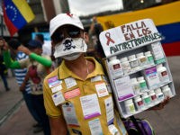 Patients, some HIV-positive, and their relatives protest for the lack of medicines and medical supplies in hospitals, in front of the Health Ministry in Caracas on April 18, 2018. - Patients protested against the health crisis in Venezuela, currently in the midst of a deep economic and political crisis and …