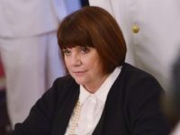 US singer Linda Ronstadt arrives as US President Barack Obama is to present her with the National Medal of Arts during a ceremony in the East Room of the White House on July 28, 2014 in Washington, DC. AFP PHOTO/Mandel NGAN (Photo credit should read MANDEL NGAN/AFP via Getty Images)