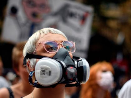 A demonstrator with a gas mask attends a climate protest rally in Sydney on December 11, 2019. - Up to 20,000 protesters rallied in Sydney on December 11 demanding urgent climate action from Australia's government, as bushfire smoke choking the city caused health problems to spike. (Photo by Saeed KHAN …