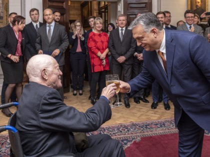 London, 2019. december 3. Sir Roger Scruton brit író-filozófus (b) koccint Orbán Vikto
