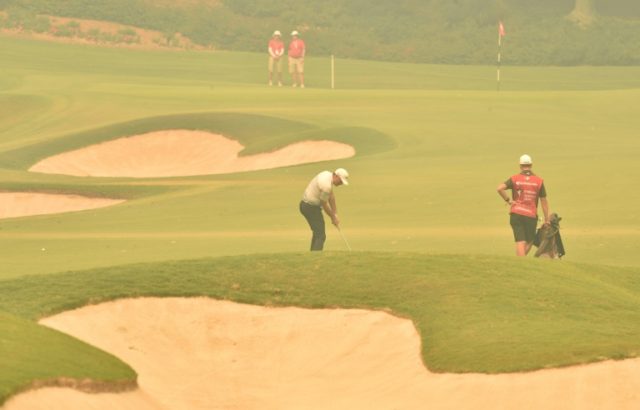 'Your eyes burn': Golfer in mask as smoke shrouds Australian Open