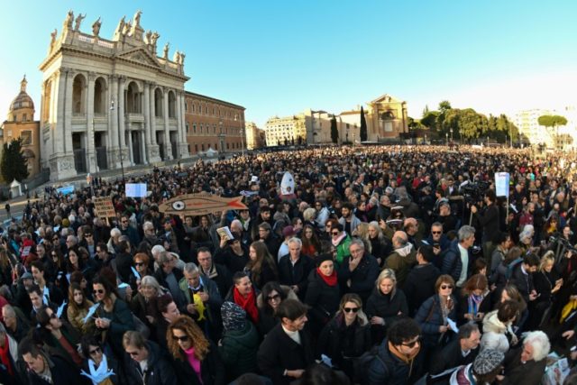 Italy's 'Sardines' pack Rome for anti far-right rally