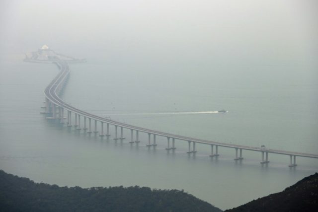 Hong Konger 'missing' after crossing China bridge checkpoint