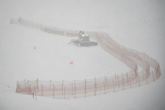 Heavy snows forces cancellation of women's downhill at Val d'Isere