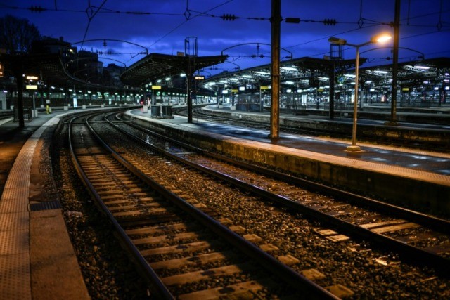 French transport strike drags into Day 19, casts pall on Christmas