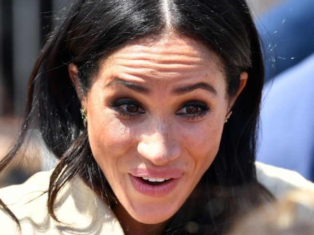 Britain's princess Meghan, the Duchess of Sussex, smiles as she meets with people outside the Sydneys iconic Opera House on October 16, 2018. - Prince Harry and Meghan have made their first appearances since announcing they are expecting a baby, kicking off a high-profile Pacific trip with a photo in …