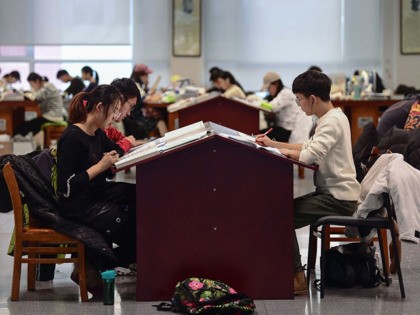 This photo taken on November 26, 2019 shows university students preparing for the upcoming National Postgraduate Entrance Exam (NPEE) at a library in Shenyang in China's northeastern Liaoning province. - China will hold its 2020 national postgraduate entrance exams on December 21 and 22. (Photo by STR / AFP) / …