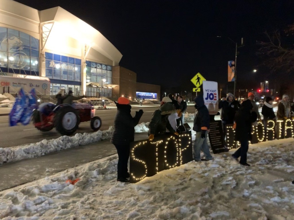 Trump tractor trolling dreamers at Iowa Democrat debate (Joel Pollak / Breitbart News)