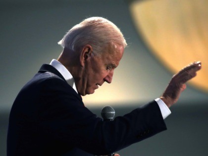 Joe Biden prays (Spencer Platt / Getty)