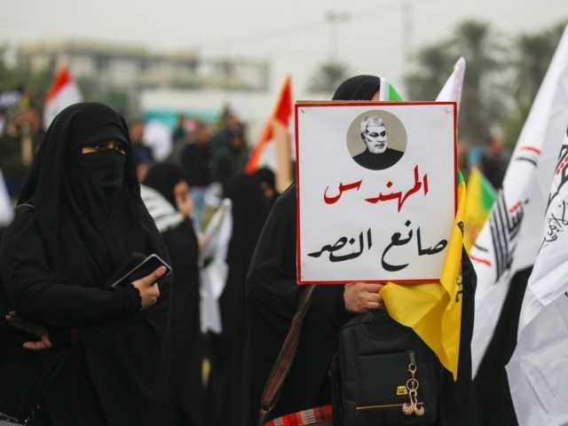 Supporters of the Hashed al-Shaabi paramilitary force and Iraq's Hezbollah brigades attend the funeral of Iranian military commander Qasem Soleimani (portrait) and Iraqi paramilitary chief Abu Mahdi al-Muhandis in Baghdad's district of al-Jadriya, in Baghdad's high-security Green Zone, on January 4, 2020. - Thousands of Iraqis chanting "Death to America" …