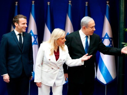French President Emmanuel Macron (L) is welcomed by Israeli Prime Minister Benjamin Netany