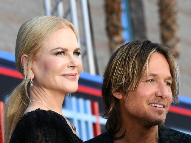 Australian singer Keith Urban (R) and his wife Australian actress Nicole Kidman arrive for the 54th Academy of Country Music Awards on April 7, 2019, at the MGM Grand Garden Arena in Las Vegas, Nevada. (Photo by Robyn Beck / AFP) (Photo credit should read ROBYN BECK/AFP via Getty Images)