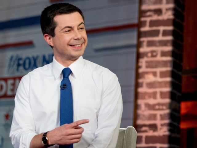 Democratic presidential candidate former South Bend, Ind., Mayor Pete Buttigieg, left, jokes with anchor Chris Wallace, right, during a commercial break at a FOX News Channel Town Hall at the River Center, Sunday, Jan. 26, 2020, in Des Moines, Iowa. (AP Photo/Andrew Harnik)