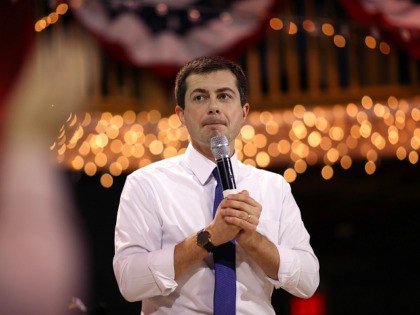 FORT DODGE, IOWA - JANUARY 25: Democratic presidential candidate former South Bend, Indiana Mayor Pete Buttigieg speaks to Iowa voters while campaigning during a town hall event January 25, 2020 in Fort Dodge, Iowa. The Iowa caucuses will be held in nine days on February 3. (Photo by Win McNamee/Getty …