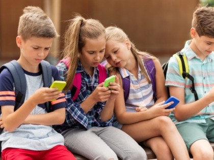 schoolkids using smartphones