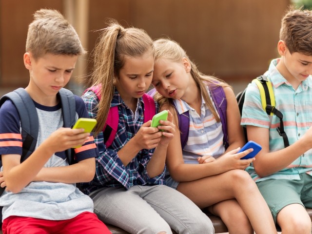 Elementary school students using smartphones