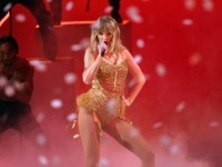 LOS ANGELES, CALIFORNIA - NOVEMBER 24: Taylor Swift performs onstage during the 2019 American Music Awards at Microsoft Theater on November 24, 2019 in Los Angeles, California. (Photo by Kevin Winter/Getty Images for dcp)