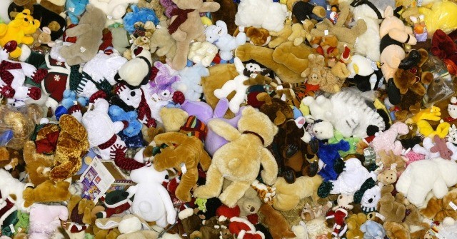 Cincinnati Hockey Fans Toss over 10,000 Teddy Bears onto Ice for Children