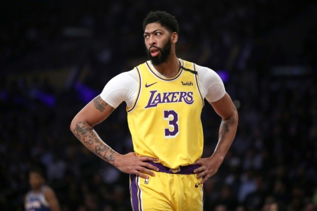 Davis will travel with Lakers despite bruised backside: reports