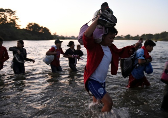 Hundreds of Central American migrants cross into Mexico from Guatemala