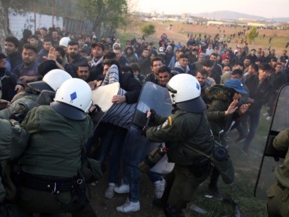 Riot police clashes with migrants outside of a refugee camp in Diavata, a west suburb of Thessaloniki on April 4, 2019. - Hundreds of migrants and refugees gathered following anonymous social media calls to walk until the Northern borders of Greece to pass to Europe. (Photo by Sakis MITROLIDIS / …