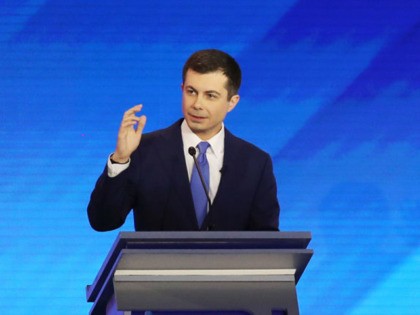 MANCHESTER, NEW HAMPSHIRE - FEBRUARY 07: (L-R) Democratic presidential candidates former S