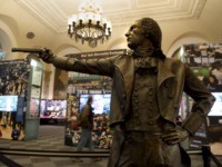 A bronze statue of Alexander Hamilton, appointed the first secretary of the treasury by US President George Washington, in a pose recreating his duel against then US Vice President Aaron Burr on display at the Museum of American Finance December 17, 2013 in New York. Hamilton was mortally wounded in …