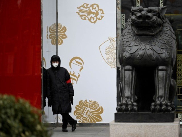 A security guard wearing a mask stands outside a store at the Central Business District (CBD) in Beijing on February 3, 2020. - China's death toll from a new coronavirus jumped above 360 on February 3 to surpass the number of fatalities of its SARS crisis two decades ago, with …