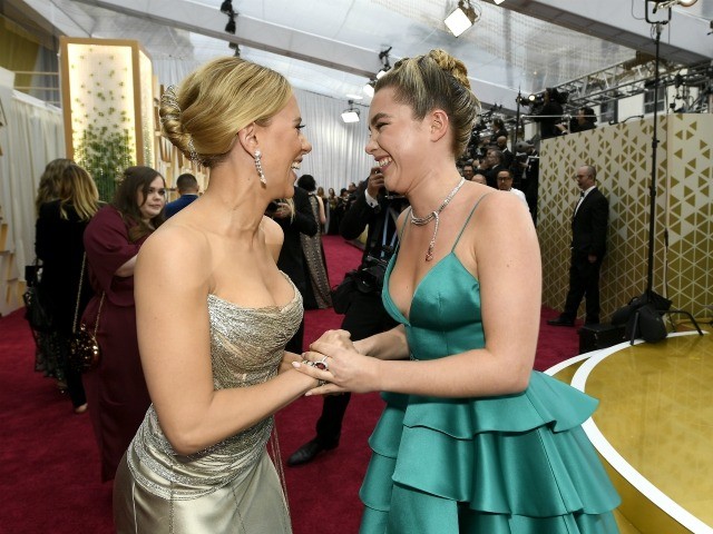 HOLLYWOOD, CALIFORNIA - FEBRUARY 09: (L-R) Scarlett Johansson and Florence Pugh attends the 92nd Annual Academy Awards at Hollywood and Highland on February 09, 2020 in Hollywood, California. (Photo by Kevork Djansezian/Getty Images)