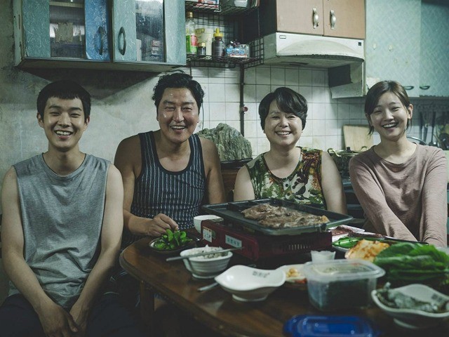 Kang-ho Song, Hye-jin Jang, Woo-sik Choi, and So-dam Park in Gisaengchung (2019)